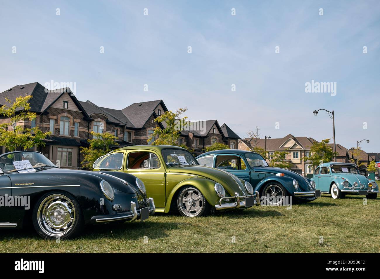21 septembre 2025 - East Gwillimbury, Ontario, Canada : une rangée de voitures anciennes Porsche et Volkswagen Beetle exposées ensemble lors d'un salon de voitures anciennes Banque D'Images