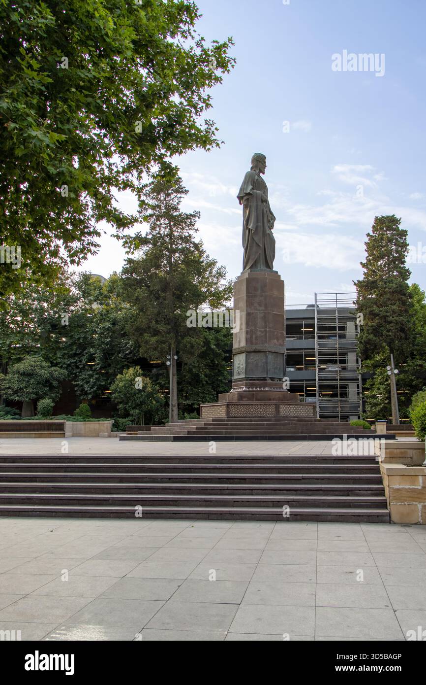 BAKOU, AZERBAÏDJAN. Monument au classique médiéval de la poésie persane Nizami Ganjavi dans le paysage urbain. Banque D'Images