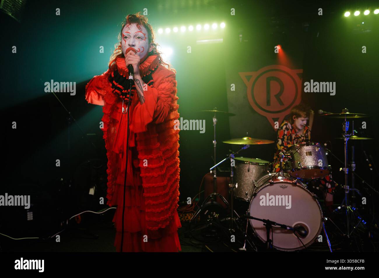 Le groupe queer punk The Oozes se produit au Revenge à Brighton en novembre 2025. Tom Gilbert (chant) et Olly Chrich (batterie) Banque D'Images