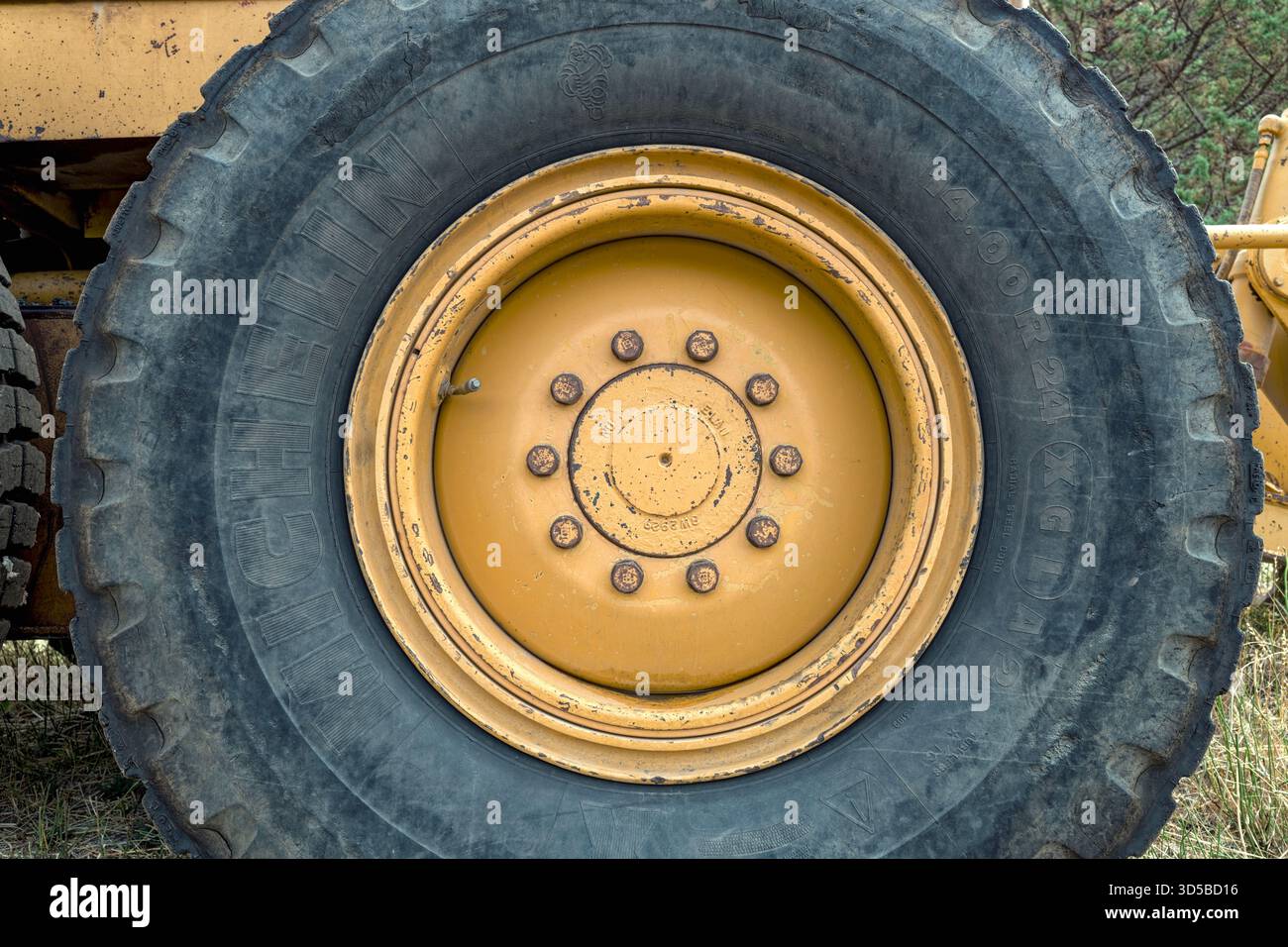 Le pneu Michelin sur la roue d'une niveleuse Caterpillar Banque D'Images