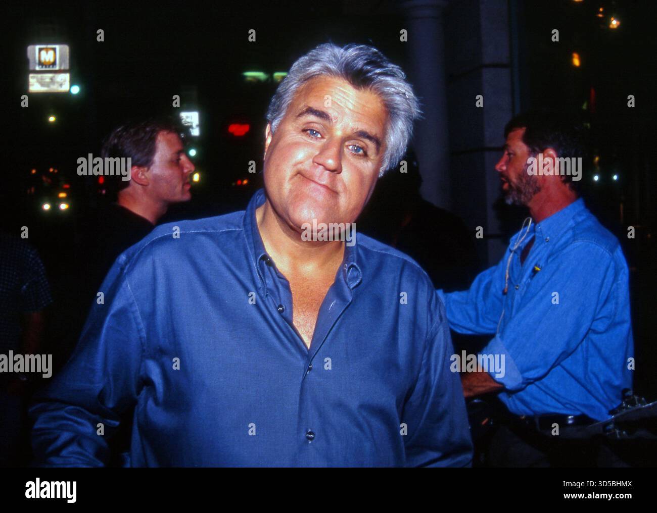Jay Leno, animateur de The Tonight Show with Crew Filming Man on the Street interviews sur Melrose Av. circa 1990s Ave., Los Angeles, CA, États-Unis Banque D'Images
