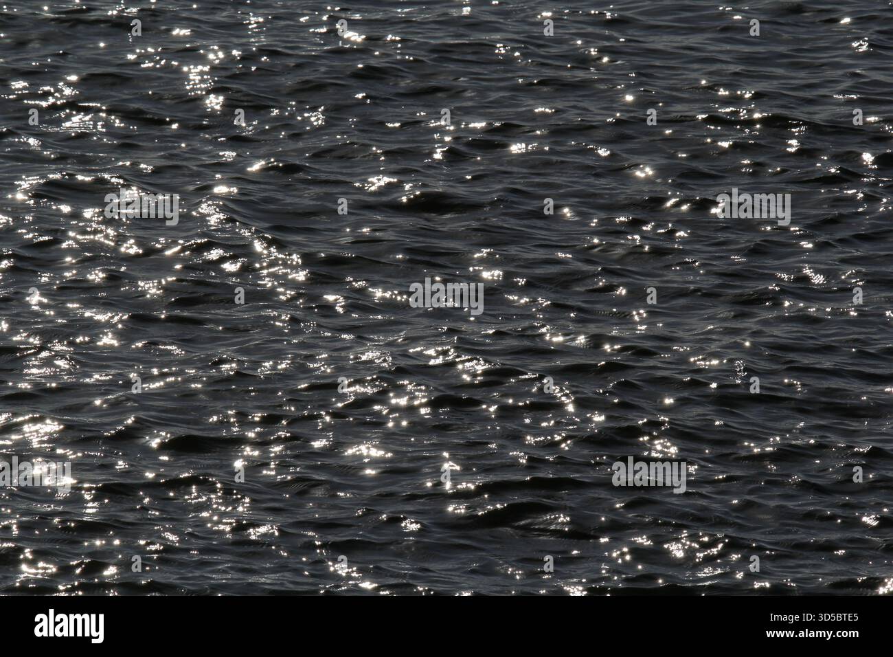La lumière du soleil qui se reflète à la surface de l'océan ondule l'eau Banque D'Images