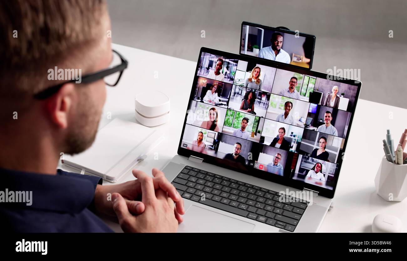 Consultant occupé équilibrant vie professionnelle et vie privée tout en diffusant des films et des conférences téléphoniques. Banque D'Images