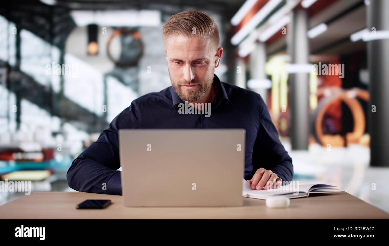 Jeune homme participant au webinaire de cours d'informatique en ligne pour améliorer ses compétences. Banque D'Images