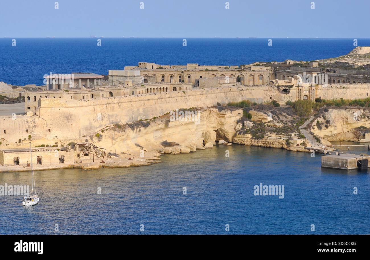 Vue aérienne de Fort Ricasoli East Breakwater. Vagues, mer Méditerranée, île de Malte Banque D'Images