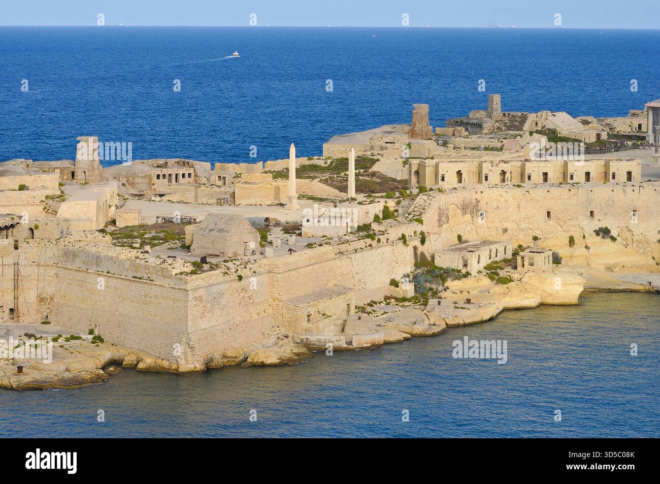 Vue aérienne de Fort Ricasoli East Breakwater. Vagues, mer Méditerranée, île de Malte Banque D'Images