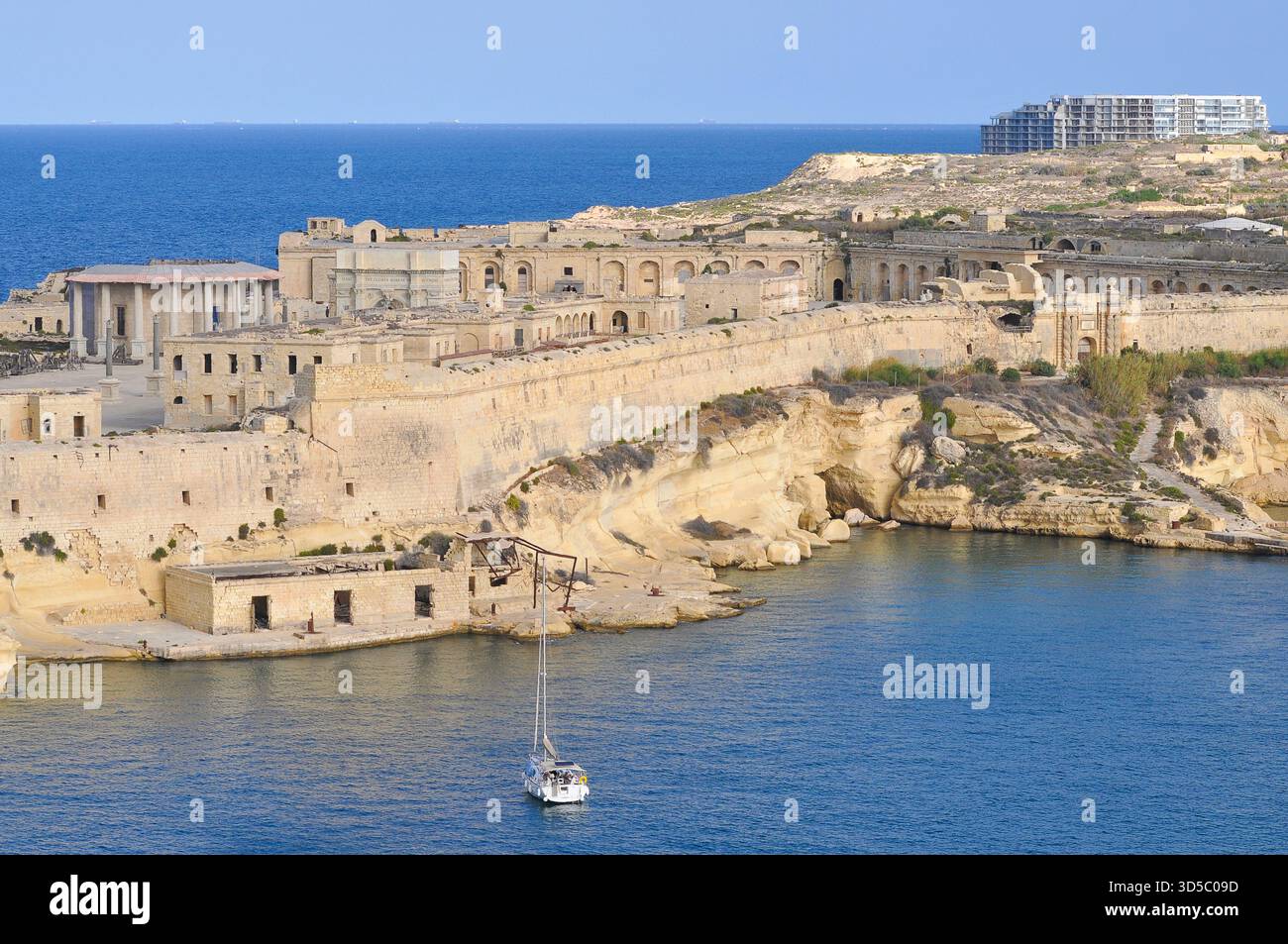 Vue aérienne de Fort Ricasoli East Breakwater. Vagues, mer Méditerranée, île de Malte Banque D'Images