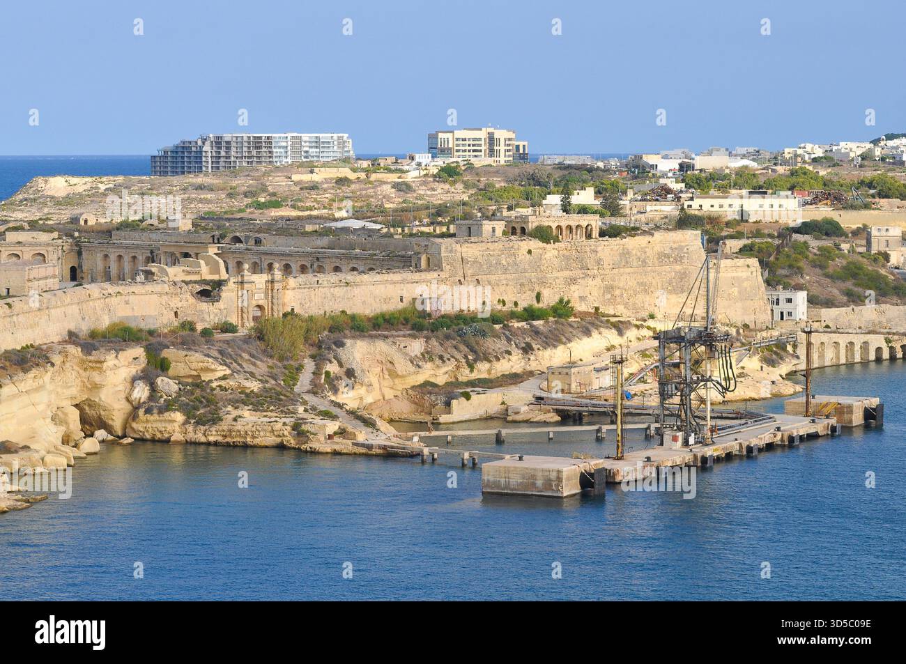 Vue aérienne de Fort Ricasoli East Breakwater. Vagues, mer Méditerranée, île de Malte Banque D'Images