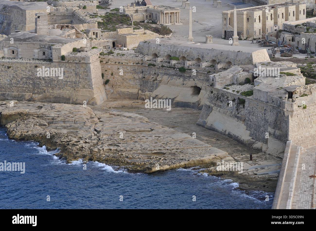 Vue aérienne de Fort Ricasoli East Breakwater. Vagues, mer Méditerranée, île de Malte Banque D'Images