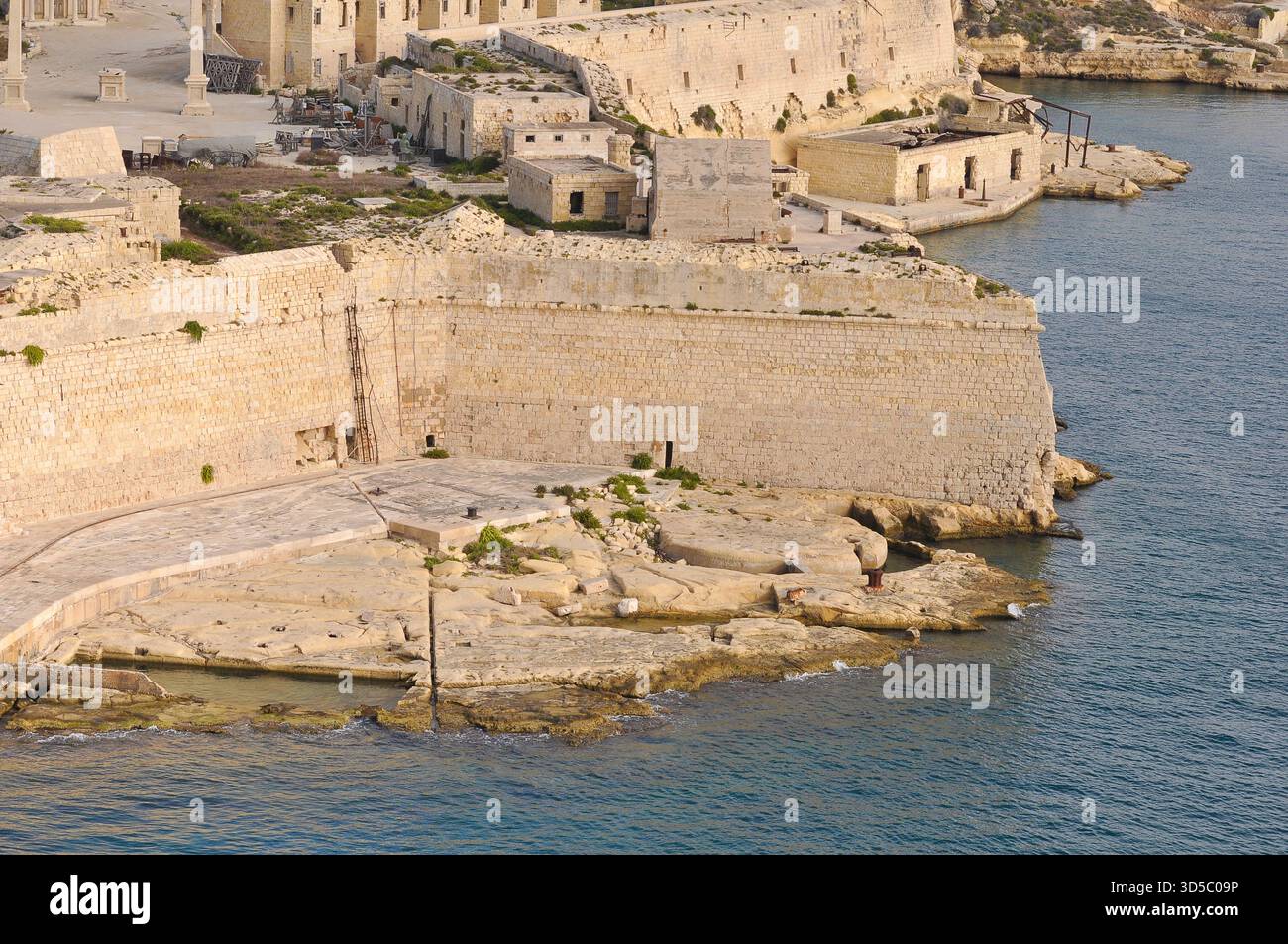 Vue aérienne de Fort Ricasoli East Breakwater. Vagues, mer Méditerranée, île de Malte Banque D'Images