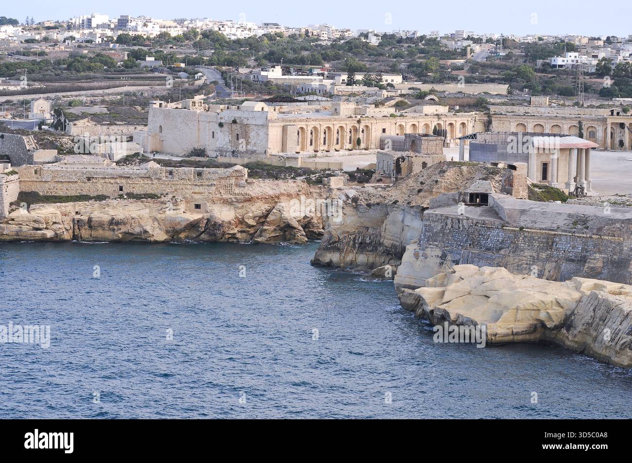 Vue aérienne de Fort Ricasoli East Breakwater. Vagues, mer Méditerranée, île de Malte Banque D'Images