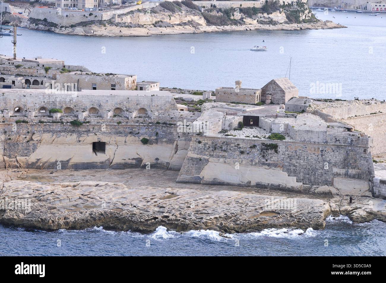 Vue aérienne de Fort Ricasoli East Breakwater. Vagues, mer Méditerranée, île de Malte Banque D'Images