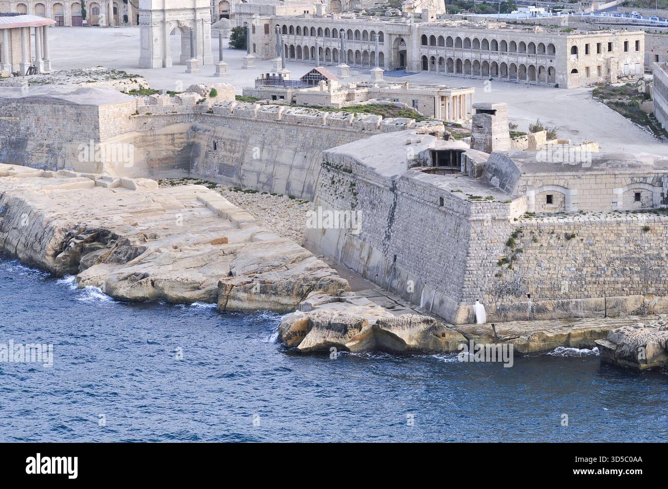 Vue aérienne de Fort Ricasoli East Breakwater. Vagues, mer Méditerranée, île de Malte Banque D'Images
