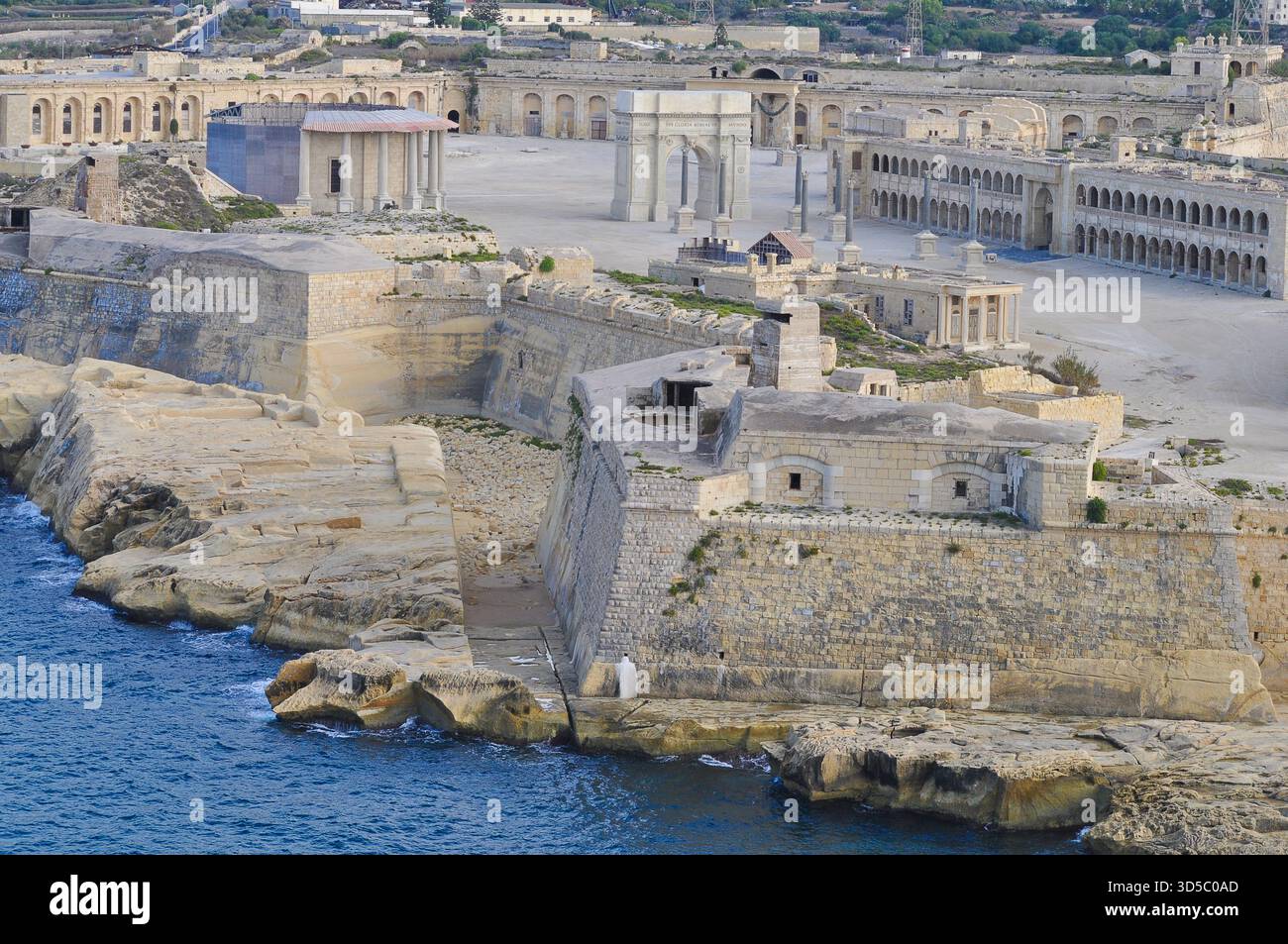 Vue aérienne de Fort Ricasoli East Breakwater. Vagues, mer Méditerranée, île de Malte Banque D'Images