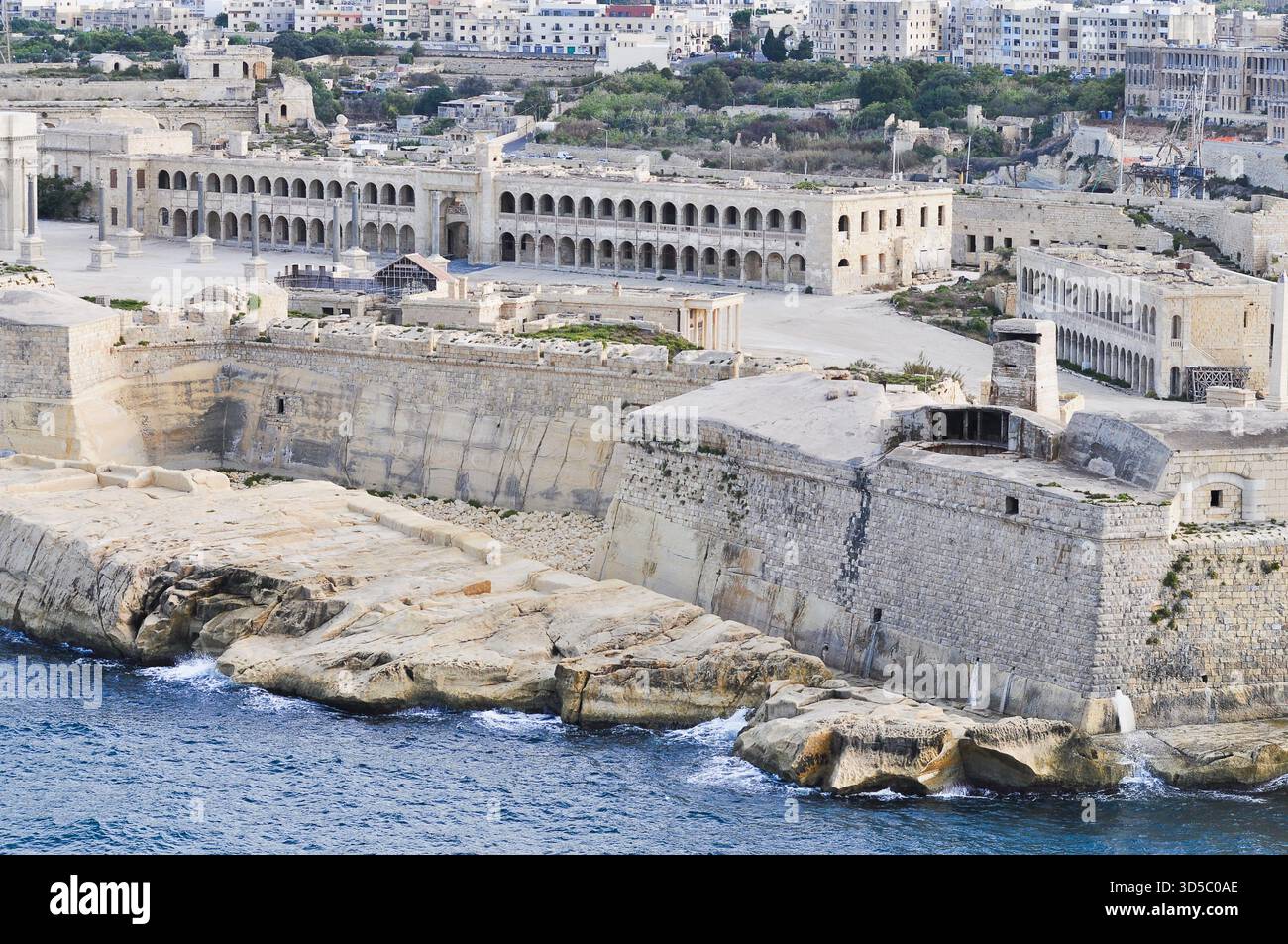 Vue aérienne de Fort Ricasoli East Breakwater. Vagues, mer Méditerranée, île de Malte Banque D'Images