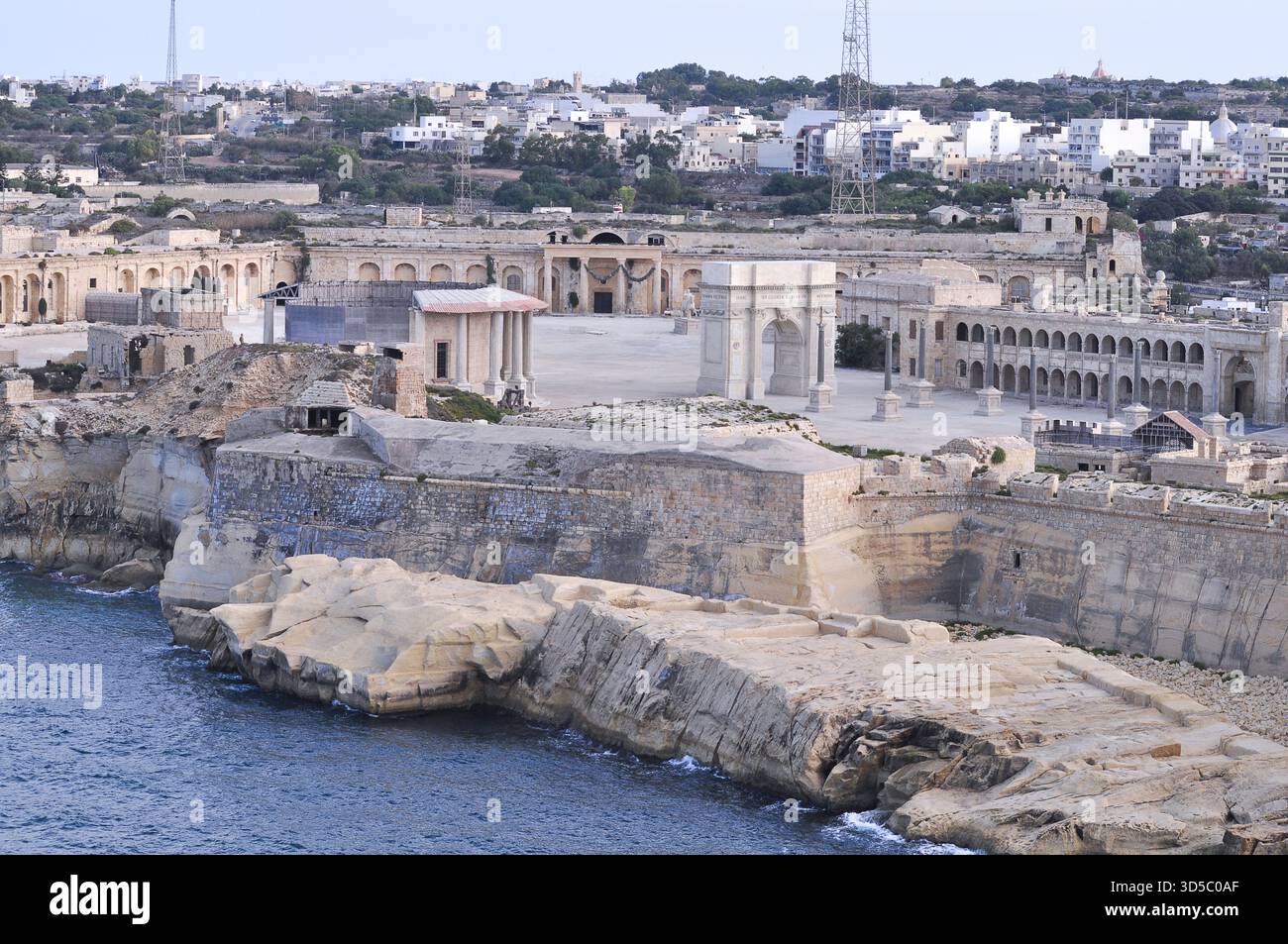 Vue aérienne de Fort Ricasoli East Breakwater. Vagues, mer Méditerranée, île de Malte Banque D'Images