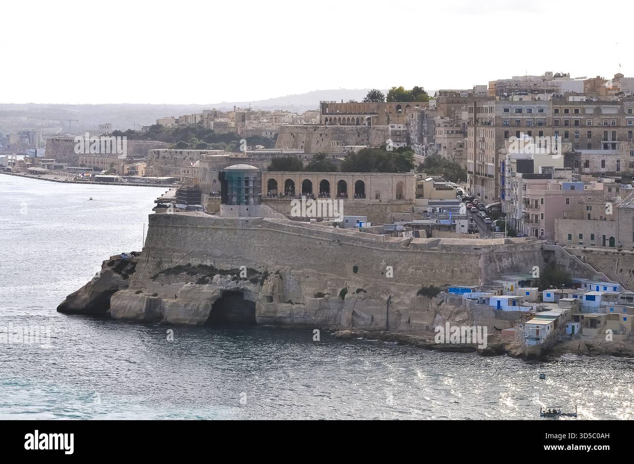 Vue aérienne de Fort Ricasoli East Breakwater. Vagues, mer Méditerranée, île de Malte Banque D'Images