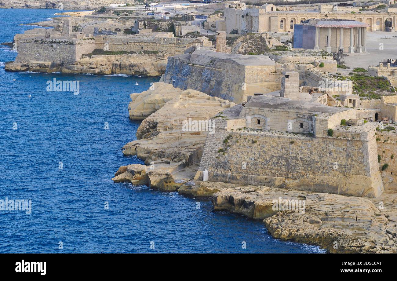 Vue aérienne de Fort Ricasoli East Breakwater. Vagues, mer Méditerranée, île de Malte Banque D'Images