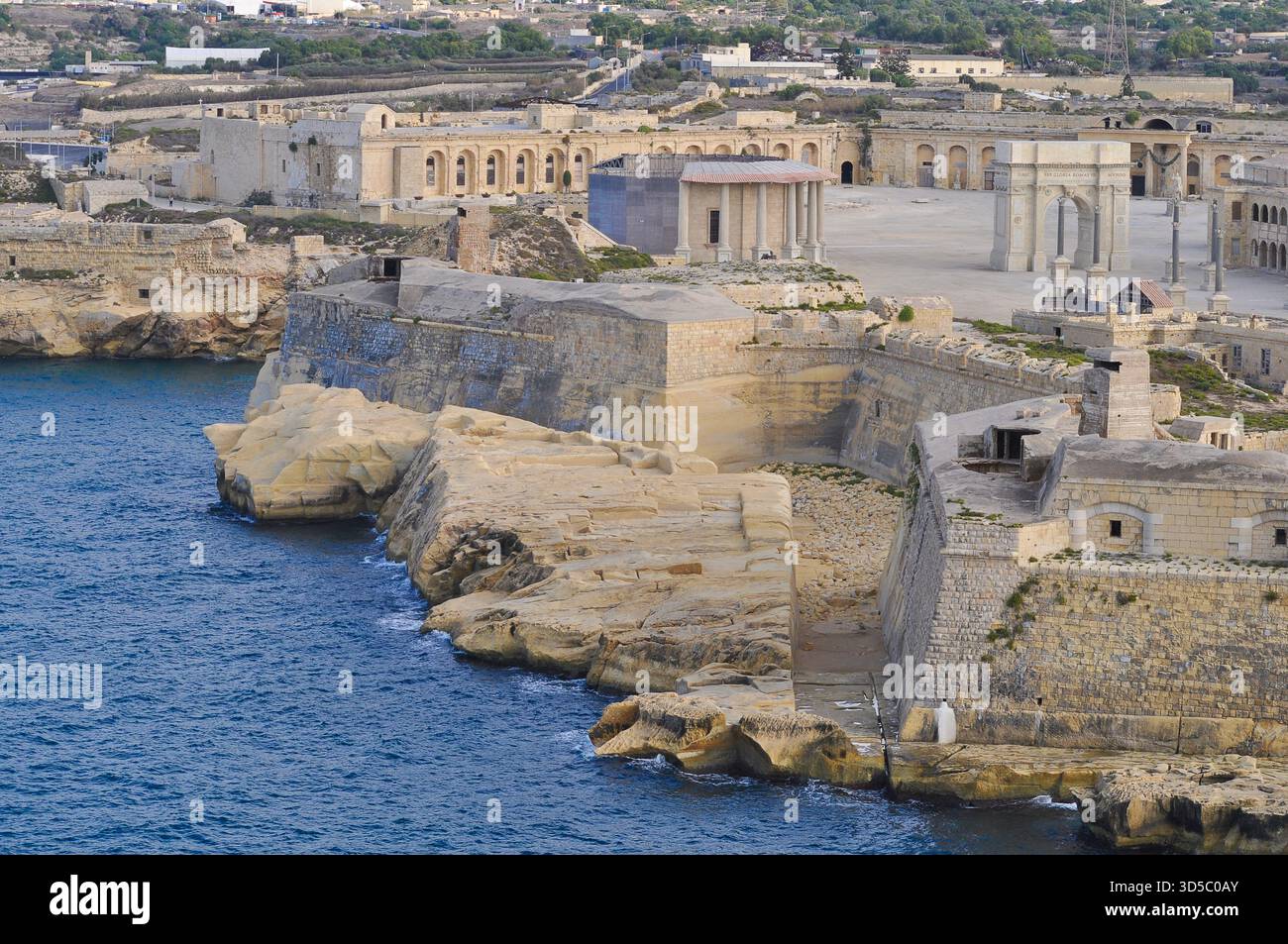 Vue aérienne de Fort Ricasoli East Breakwater. Vagues, mer Méditerranée, île de Malte Banque D'Images