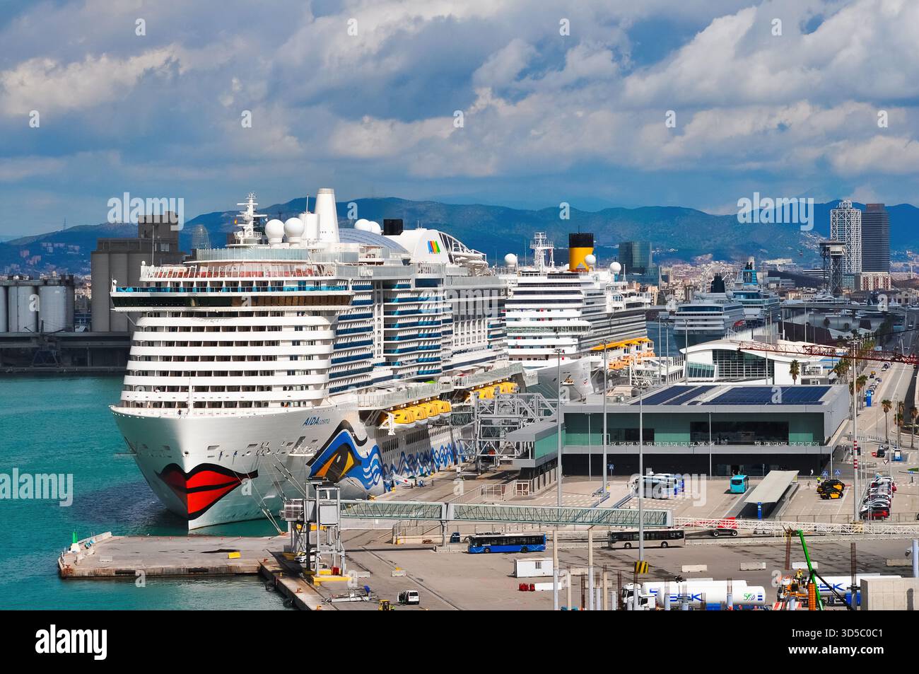 Barcelone, Espagne - 26 septembre 2025 : le port de croisière de Barcelone, le port le plus important de la mer Méditerranée à Barcelone, Espagne, le 26 septembre 20 Banque D'Images