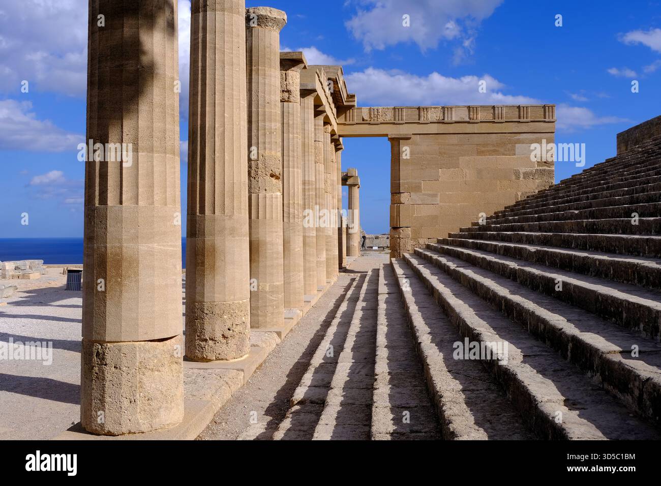 Lindos Rhodes : colonnes de l'Acropole de Lindos, ruines du château et de l'église à Lindos, Rhodes Island, Grèce Banque D'Images