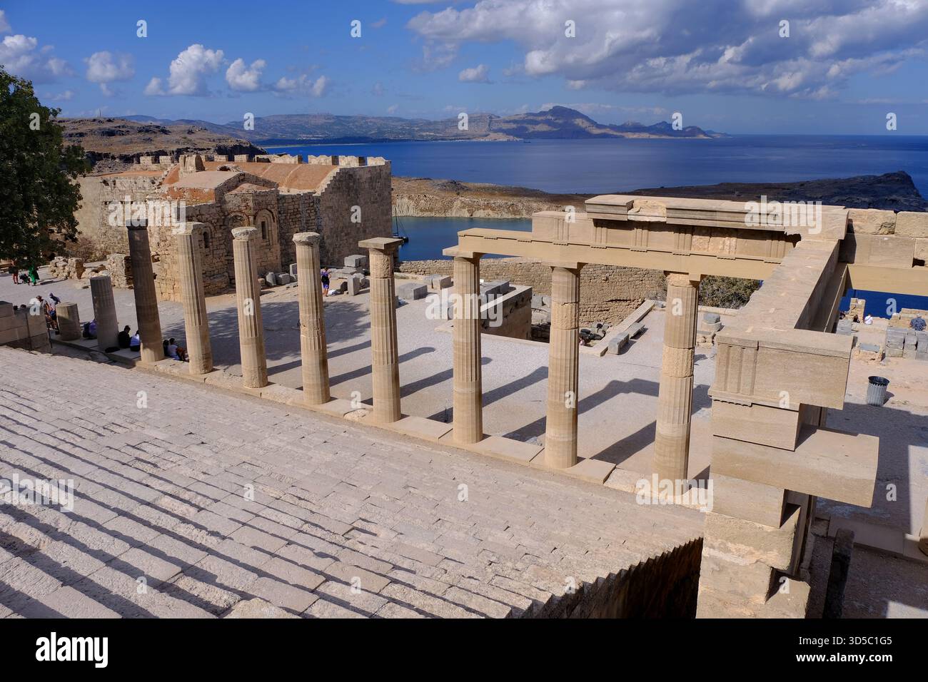 Lindos Rhodes : colonnes de l'Acropole de Lindos, ruines du château et de l'église à Lindos, Rhodes Island, Grèce Banque D'Images