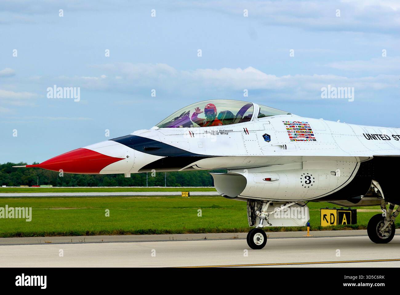 Dover, Delaware, États-Unis - 27 août 2017 : l'US Air Force Demonstration Squadron 'Thunderbird 3' fait des vagues aux spectateurs au 'Thunder Over Douvres Airshow'. Banque D'Images