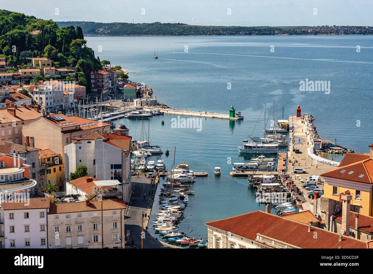 Port de pêche et port de plaisance de la ville côtière de Piran par une journée d'été ensoleillée, Slovénie Banque D'Images