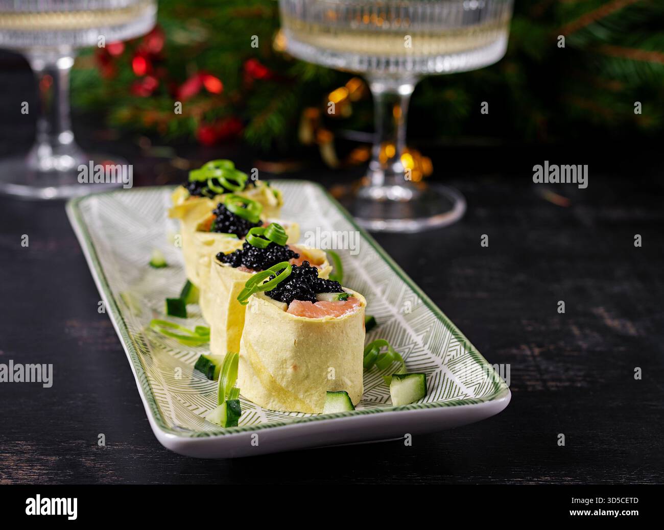 Canapés apéritif avec saumon et caviar noir sur la table de Noël. Canapés avec poisson et caviar.vue de dessus, bannière Banque D'Images