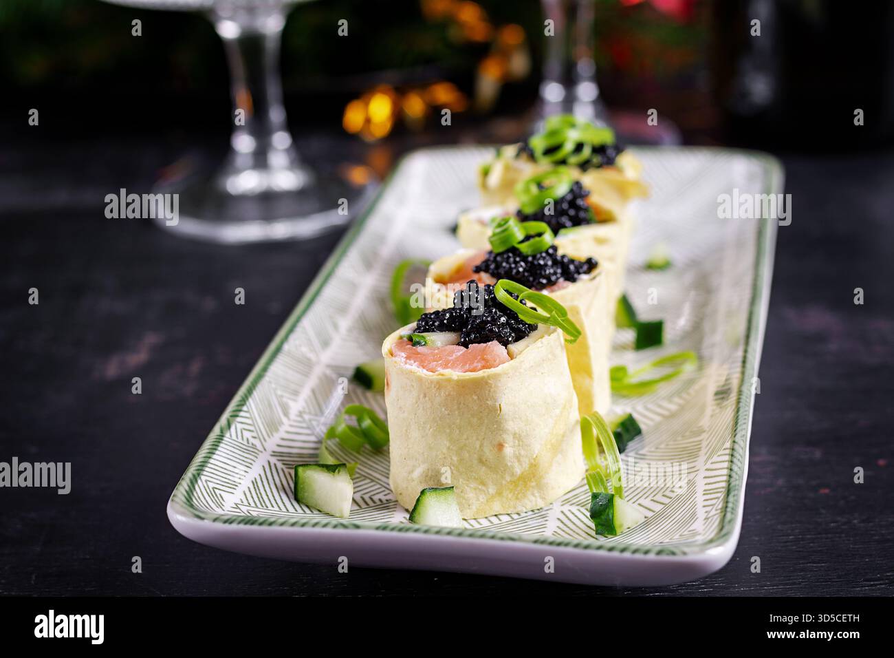 Canapés apéritif avec saumon et caviar noir sur la table de Noël. Canapés avec poisson et caviar. Banque D'Images