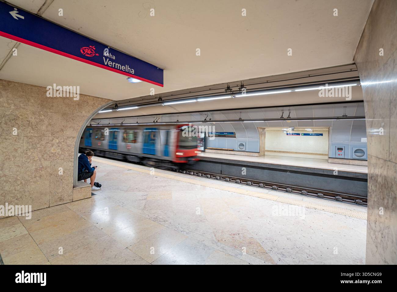 Signalisation de la ligne rouge à l'intérieur de la station de métro São Sebastião à Lisbonne-Portugal. Banque D'Images