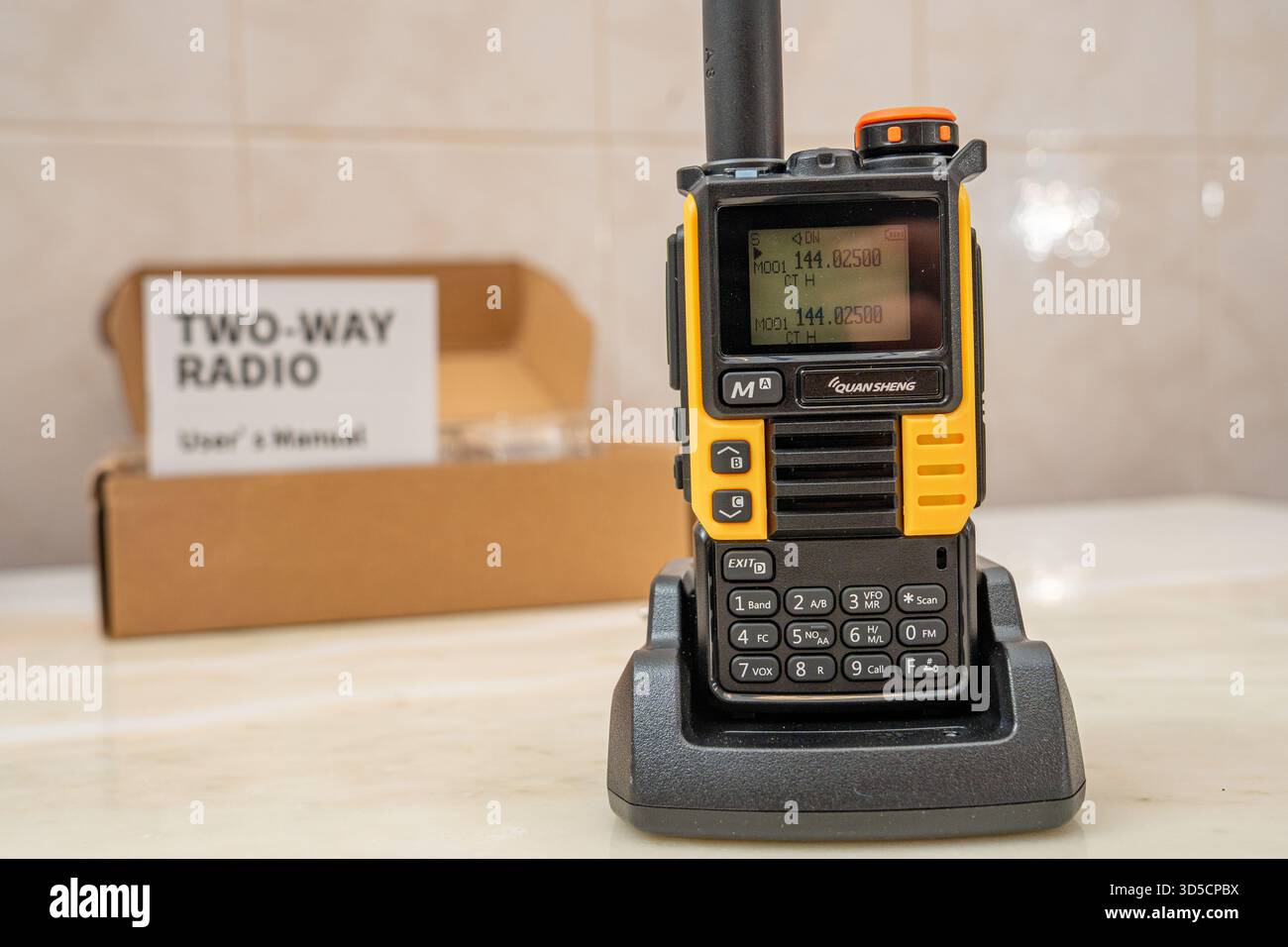 Radio talkie-walkie, de couleur jaune, sous le fond de l'emballage et du manuel d'instructions intitulé 'radio bidirectionnelle'.lisbonne-Portugal. Banque D'Images