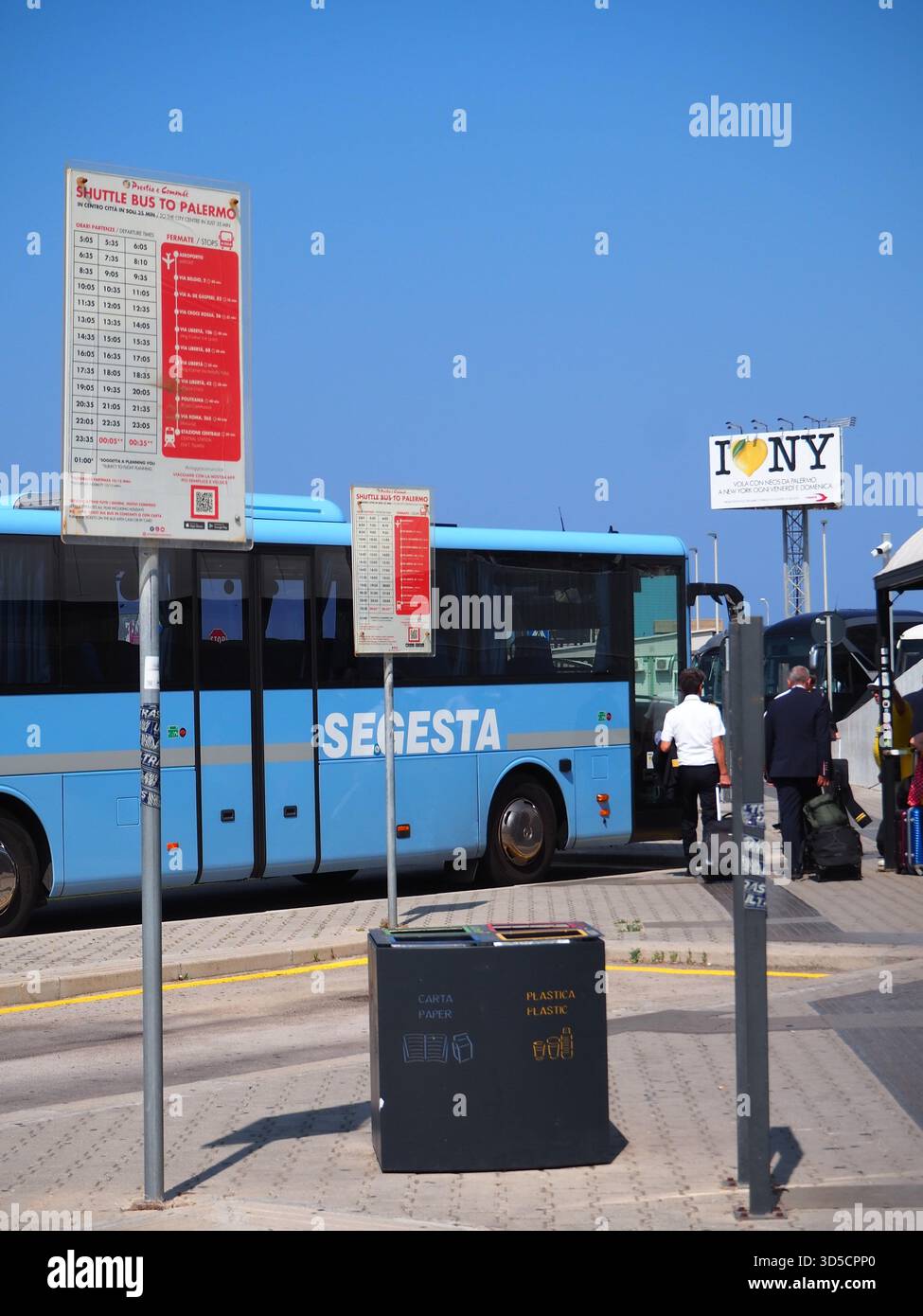 Navette de la compagnie de bus Segesta pour Palerme à l'aéroport Falcone Borsellino avec panneaux d'horaires Banque D'Images