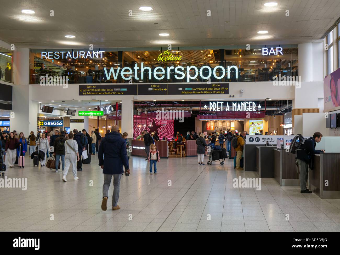 Le bar restaurant Beehive Wetherspoon, South terminal, aéroport de Londres Gatwick, Londres, Angleterre, ROYAUME-UNI Banque D'Images