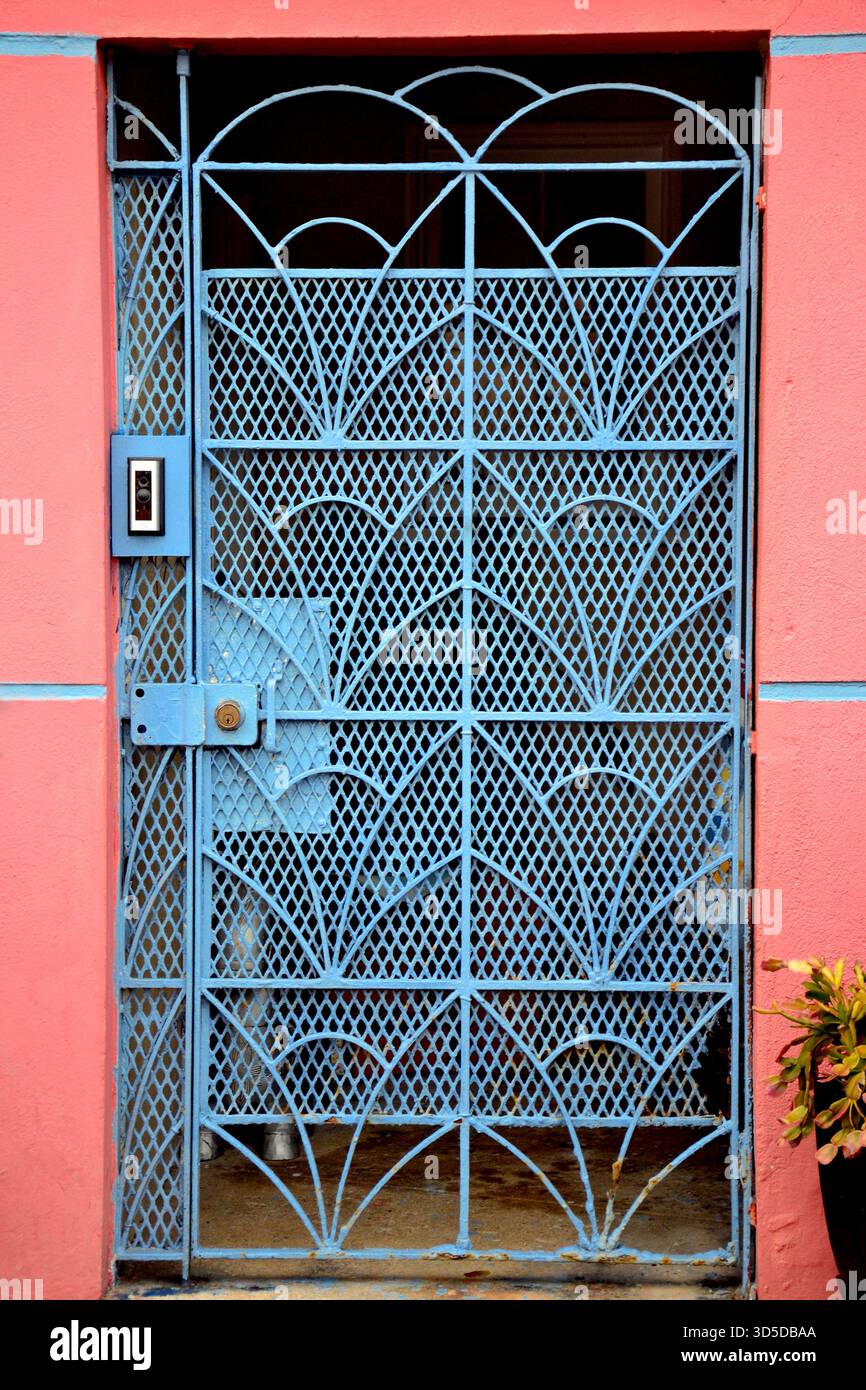 Porte San Francisco colorée avec porte en métal décoratif bleu et mur rose vif Banque D'Images