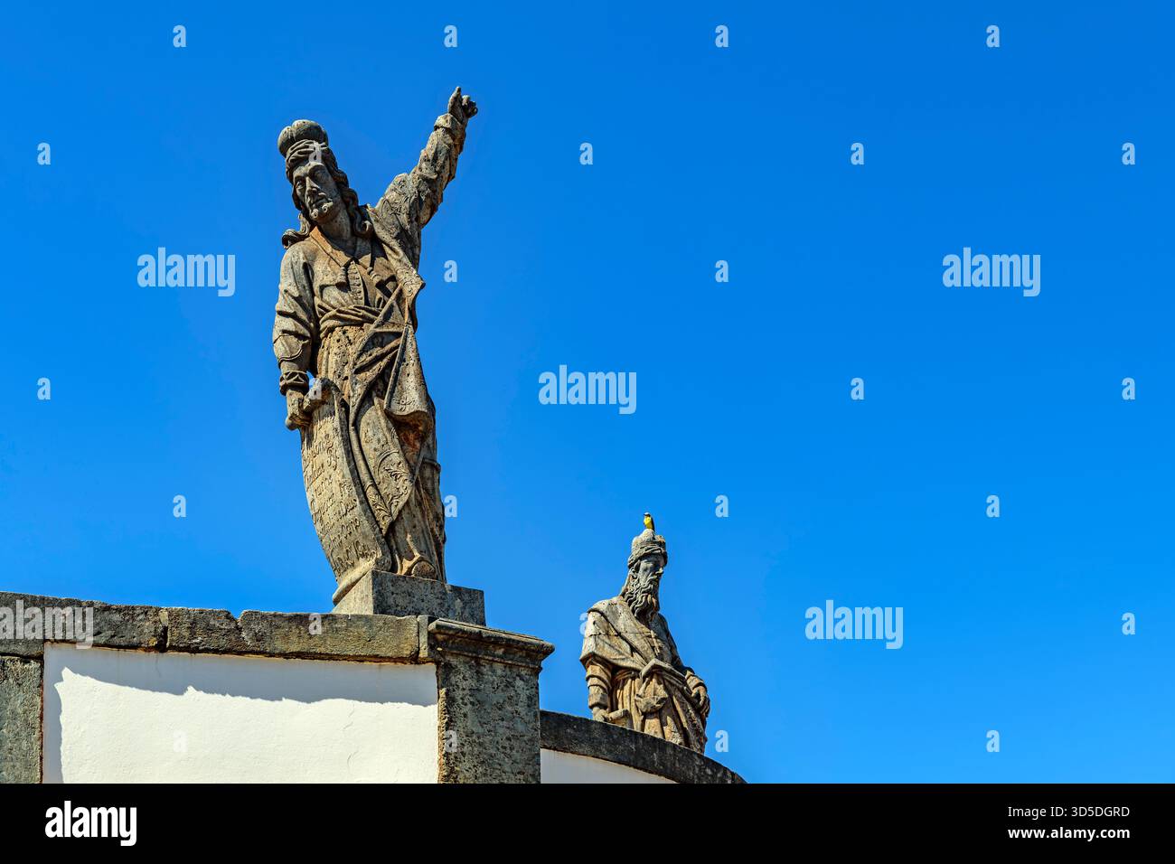 Image de deux des douze prophètes bibliques sculptés par Aleijadinho dans le sanctuaire de Bom Jesus de Matosinhos à Congonhas Banque D'Images