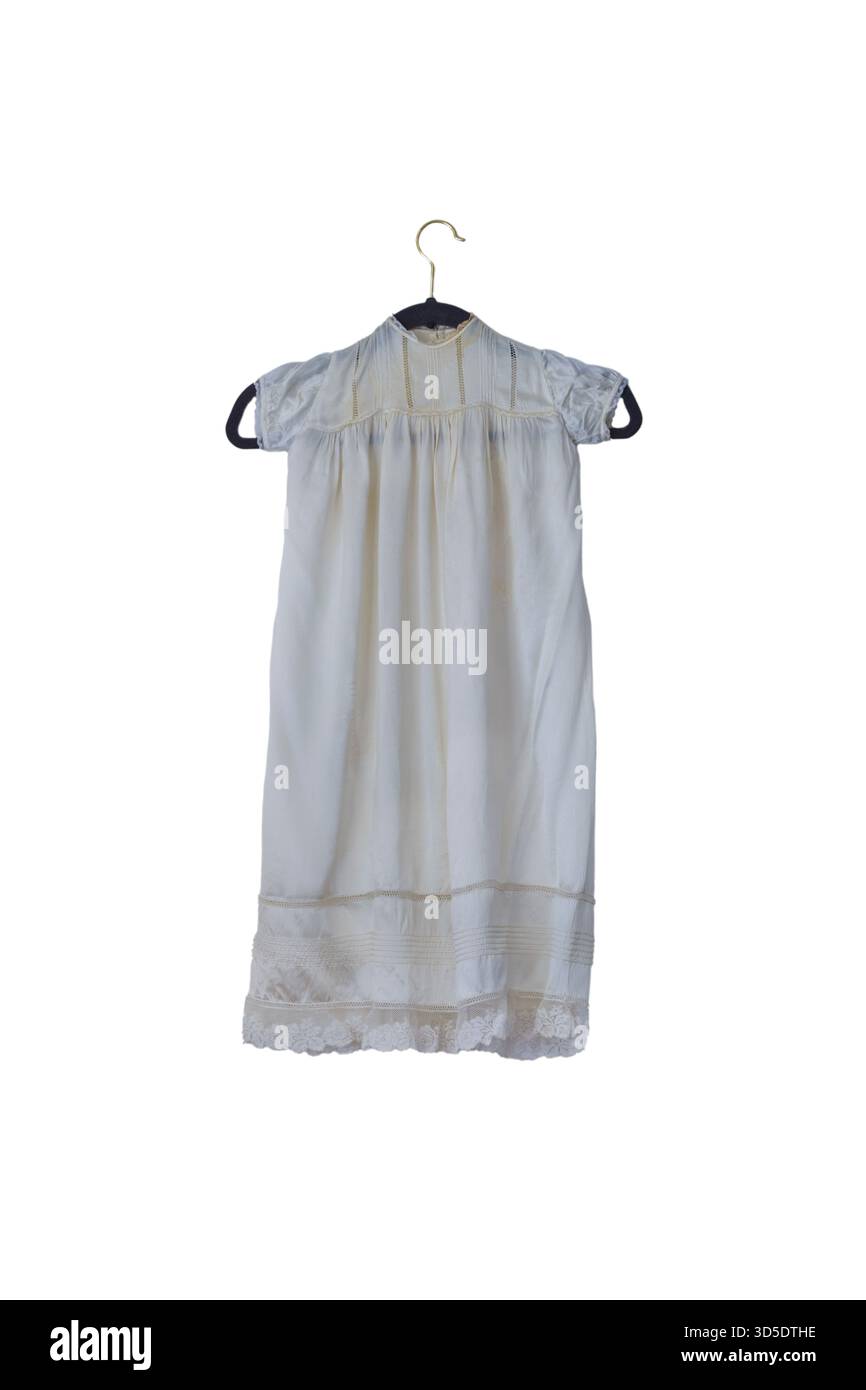 Robe de baptême vintage des années 1940 censée être faite par un couturier de cour isolé sur fond blanc Banque D'Images