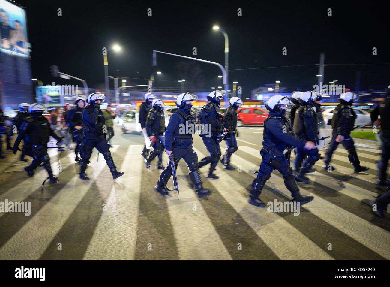 Varsovie, Pologne. 14 novembre 2025. La police anti-émeute est vue avant le match de qualification Pologne-pays-Bas au stade national sur cette photo prise à Varsovie, en Pologne, le 14 novembre 2025. Après le match entre la Pologne et les pays-Bas, le Polski Zwi?zek Pi?ki No?nej (PZPN) a publié une déclaration ferme condamnant le lancement de fusées éclairantes depuis les gradins pendant le match du PGE Narodowy de Varsovie, soulignant que de tels comportements sont inacceptables et illégaux, et que la sécurité de l'environnement du stade est leur priorité. (Photo de Jaap Arriens/Sipa USA) crédit : Sipa USA/Alamy Live News Banque D'Images
