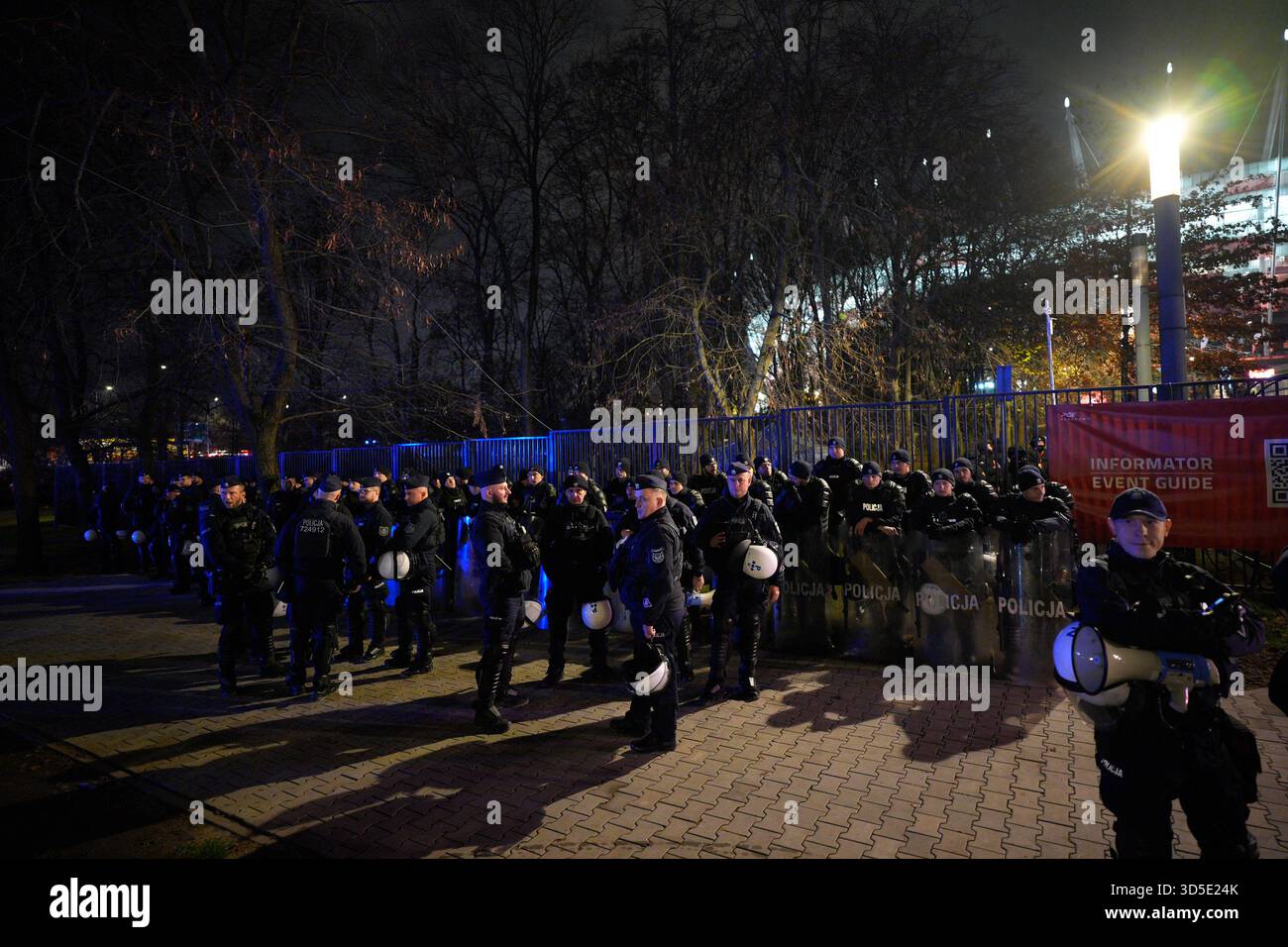 Varsovie, Pologne. 14 novembre 2025. La police anti-émeute est vue avant le match de qualification Pologne-pays-Bas au stade national sur cette photo prise à Varsovie, en Pologne, le 14 novembre 2025. Après le match entre la Pologne et les pays-Bas, le Polski Zwi?zek Pi?ki No?nej (PZPN) a publié une déclaration ferme condamnant le lancement de fusées éclairantes depuis les gradins pendant le match du PGE Narodowy de Varsovie, soulignant que de tels comportements sont inacceptables et illégaux, et que la sécurité de l'environnement du stade est leur priorité. (Photo de Jaap Arriens/Sipa USA) crédit : Sipa USA/Alamy Live News Banque D'Images