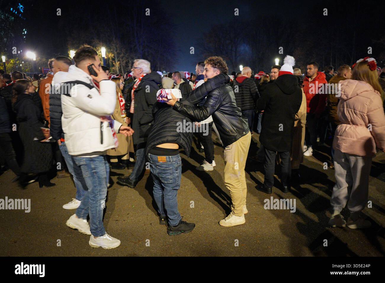 Varsovie, Pologne. 14 novembre 2025. Un fan est tenu debout par un autre homme avant le match de qualification Pologne-pays-Bas dans cette photo prise à Varsovie, Pologne, le 14 novembre 2025. Après le match entre la Pologne et les pays-Bas, le Polski Zwi?zek Pi?ki No?nej (PZPN) a publié une déclaration ferme condamnant le lancement de fusées éclairantes depuis les gradins pendant le match du PGE Narodowy de Varsovie, soulignant que de tels comportements sont inacceptables et illégaux, et que la sécurité de l'environnement du stade est leur priorité. (Photo de Jaap Arriens/Sipa USA) crédit : Sipa USA/Alamy Live News Banque D'Images