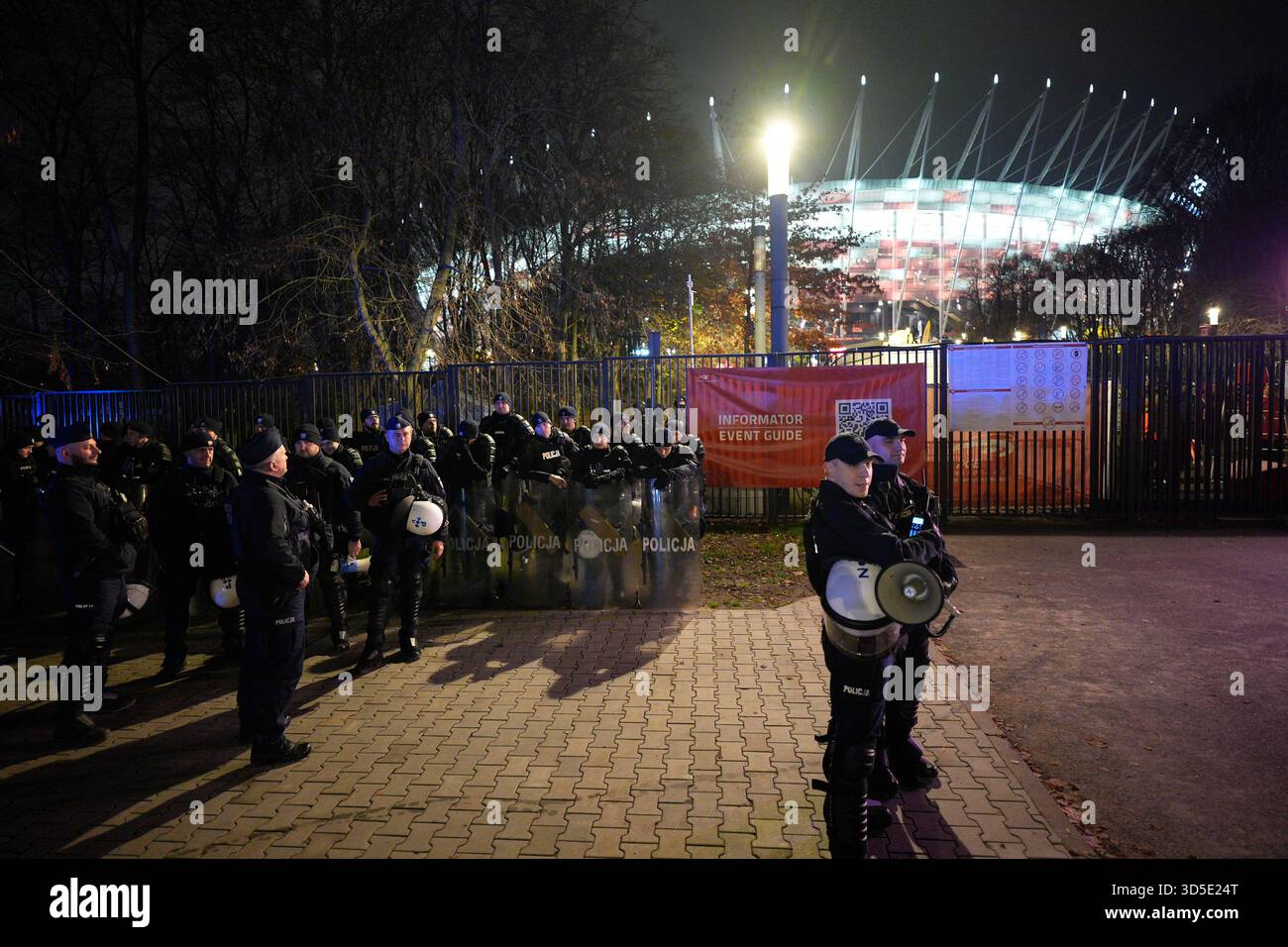 Varsovie, Pologne. 14 novembre 2025. La police anti-émeute est vue avant le match de qualification Pologne-pays-Bas au stade national sur cette photo prise à Varsovie, en Pologne, le 14 novembre 2025. Après le match entre la Pologne et les pays-Bas, le Polski Zwi?zek Pi?ki No?nej (PZPN) a publié une déclaration ferme condamnant le lancement de fusées éclairantes depuis les gradins pendant le match du PGE Narodowy de Varsovie, soulignant que de tels comportements sont inacceptables et illégaux, et que la sécurité de l'environnement du stade est leur priorité. (Photo de Jaap Arriens/Sipa USA) crédit : Sipa USA/Alamy Live News Banque D'Images