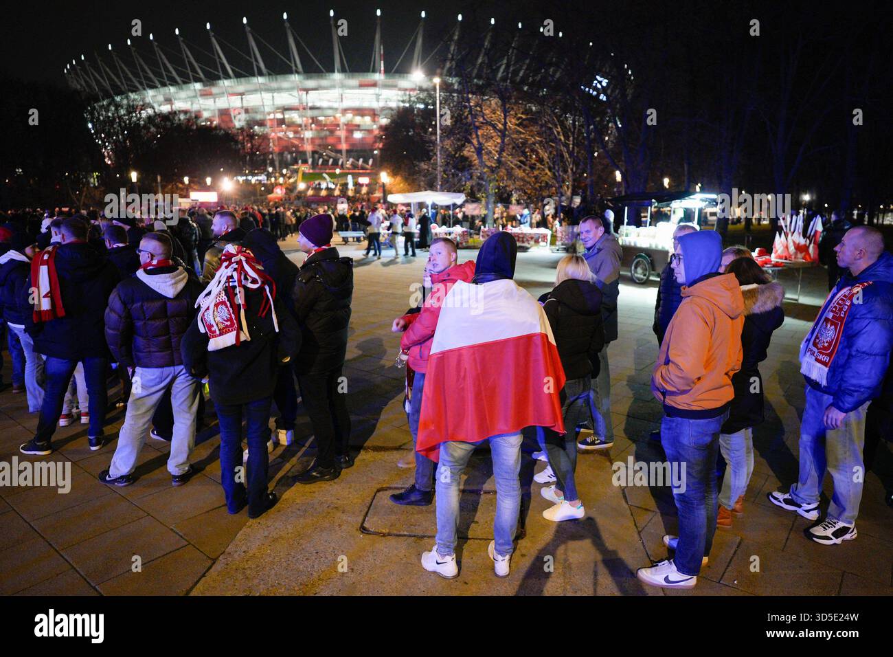 Varsovie, Pologne. 14 novembre 2025. Les fans attendent pour entrer dans le stade national sur cette photo prise à Varsovie, Pologne, le 14 novembre 2025. Après le match entre la Pologne et les pays-Bas, le Polski Zwi?zek Pi?ki No?nej (PZPN) a publié une déclaration ferme condamnant le lancement de fusées éclairantes depuis les gradins pendant le match du PGE Narodowy de Varsovie, soulignant que de tels comportements sont inacceptables et illégaux, et que la sécurité de l'environnement du stade est leur priorité. (Photo de Jaap Arriens/Sipa USA) crédit : Sipa USA/Alamy Live News Banque D'Images