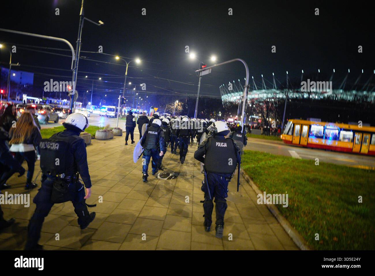 Varsovie, Pologne. 14 novembre 2025. La police anti-émeute est vue avant le match de qualification Pologne-pays-Bas au stade national sur cette photo prise à Varsovie, en Pologne, le 14 novembre 2025. Après le match entre la Pologne et les pays-Bas, le Polski Zwi?zek Pi?ki No?nej (PZPN) a publié une déclaration ferme condamnant le lancement de fusées éclairantes depuis les gradins pendant le match du PGE Narodowy de Varsovie, soulignant que de tels comportements sont inacceptables et illégaux, et que la sécurité de l'environnement du stade est leur priorité. (Photo de Jaap Arriens/Sipa USA) crédit : Sipa USA/Alamy Live News Banque D'Images