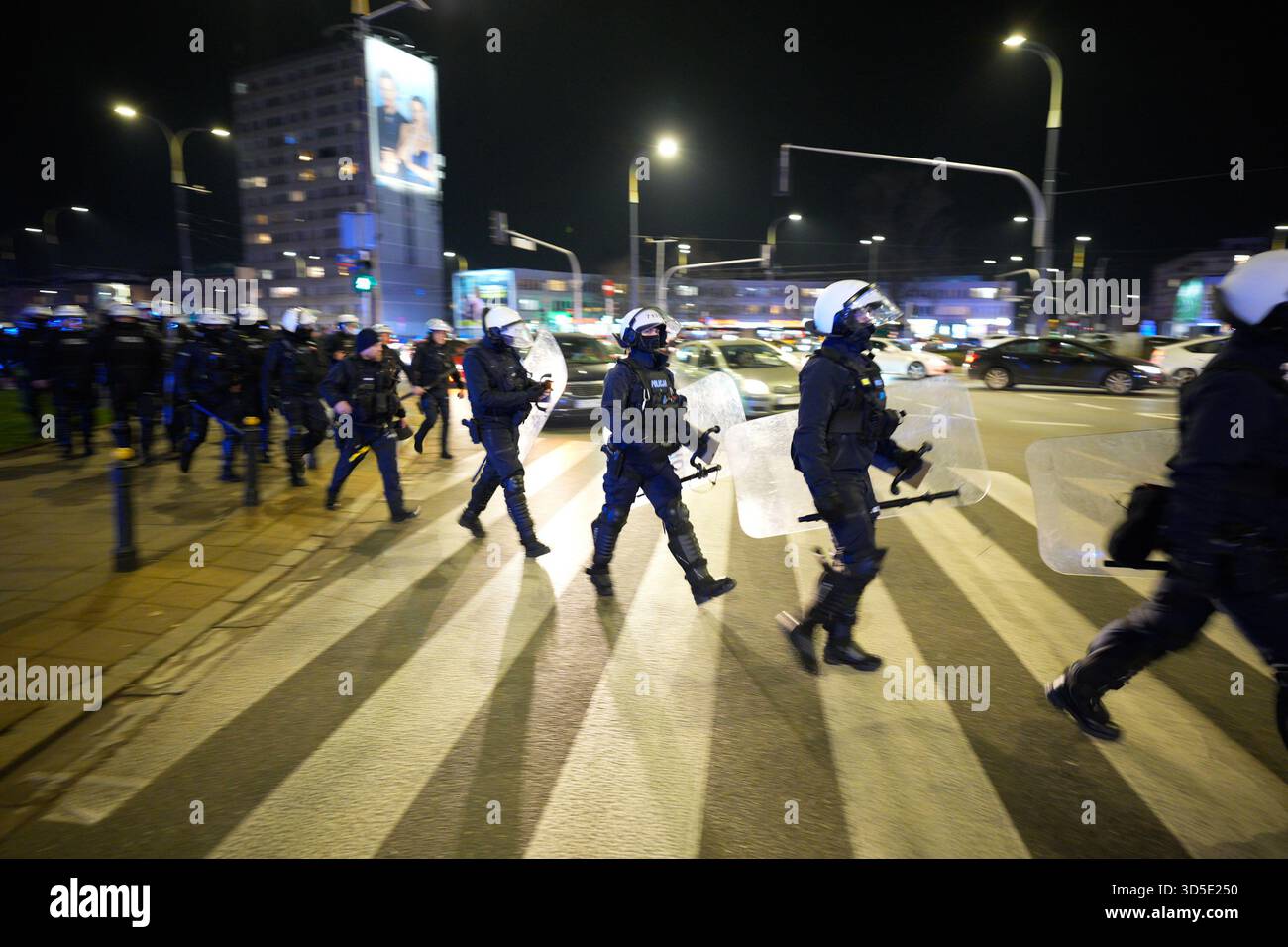 Varsovie, Pologne. 14 novembre 2025. La police anti-émeute est vue avant le match de qualification Pologne-pays-Bas au stade national sur cette photo prise à Varsovie, en Pologne, le 14 novembre 2025. Après le match entre la Pologne et les pays-Bas, le Polski Zwi?zek Pi?ki No?nej (PZPN) a publié une déclaration ferme condamnant le lancement de fusées éclairantes depuis les gradins pendant le match du PGE Narodowy de Varsovie, soulignant que de tels comportements sont inacceptables et illégaux, et que la sécurité de l'environnement du stade est leur priorité. (Photo de Jaap Arriens/Sipa USA) crédit : Sipa USA/Alamy Live News Banque D'Images