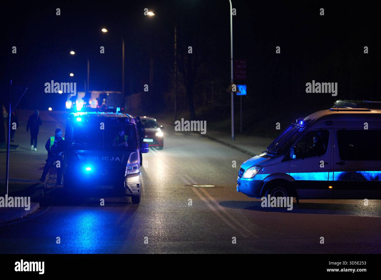 Varsovie, Pologne. 14 novembre 2025. La police est vue avant le match de qualification Pologne-pays-Bas au stade national sur cette photo prise à Varsovie, en Pologne, le 14 novembre 2025. Après le match entre la Pologne et les pays-Bas, le Polski Zwi?zek Pi?ki No?nej (PZPN) a publié une déclaration ferme condamnant le lancement de fusées éclairantes depuis les gradins pendant le match du PGE Narodowy de Varsovie, soulignant que de tels comportements sont inacceptables et illégaux, et que la sécurité de l'environnement du stade est leur priorité. (Photo de Jaap Arriens/Sipa USA) crédit : Sipa USA/Alamy Live News Banque D'Images