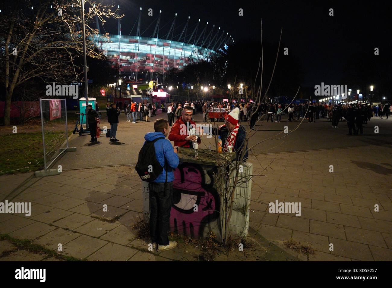 Varsovie, Pologne. 14 novembre 2025. Les fans boivent de la vodka avant le match de qualification Pologne-pays-Bas dans cette photo prise à Varsovie, en Pologne, le 14 novembre 2025. Après le match entre la Pologne et les pays-Bas, le Polski Zwi?zek Pi?ki No?nej (PZPN) a publié une déclaration ferme condamnant le lancement de fusées éclairantes depuis les gradins pendant le match du PGE Narodowy de Varsovie, soulignant que de tels comportements sont inacceptables et illégaux, et que la sécurité de l'environnement du stade est leur priorité. (Photo de Jaap Arriens/Sipa USA) crédit : Sipa USA/Alamy Live News Banque D'Images