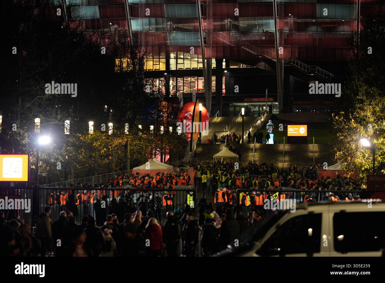 Varsovie, Pologne. 14 novembre 2025. Les fans attendent pour entrer dans le stade national sur cette photo prise à Varsovie, Pologne, le 14 novembre 2025. Après le match entre la Pologne et les pays-Bas, le Polski Zwi?zek Pi?ki No?nej (PZPN) a publié une déclaration ferme condamnant le lancement de fusées éclairantes depuis les gradins pendant le match du PGE Narodowy de Varsovie, soulignant que de tels comportements sont inacceptables et illégaux, et que la sécurité de l'environnement du stade est leur priorité. (Photo de Jaap Arriens/Sipa USA) crédit : Sipa USA/Alamy Live News Banque D'Images
