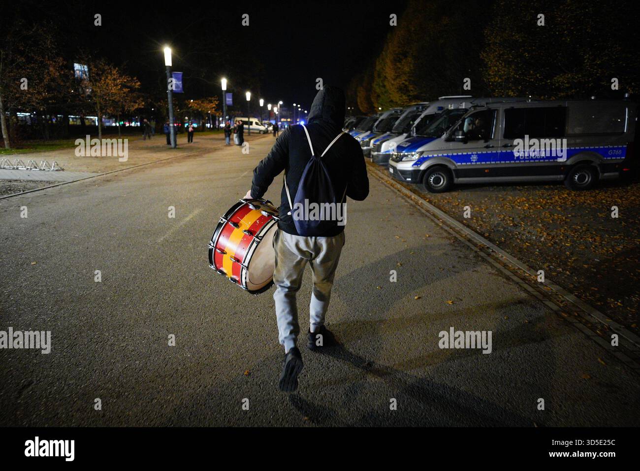 Varsovie, Pologne. 14 novembre 2025. Un homme avec un tambour peint aux couleurs du club de football local est vu dans cette photo prise à Varsovie, Pologne, le 14 novembre 2025. Après le match entre la Pologne et les pays-Bas, le Polski Zwi?zek Pi?ki No?nej (PZPN) a publié une déclaration ferme condamnant le lancement de fusées éclairantes depuis les gradins pendant le match du PGE Narodowy de Varsovie, soulignant que de tels comportements sont inacceptables et illégaux, et que la sécurité de l'environnement du stade est leur priorité. (Photo de Jaap Arriens/Sipa USA) crédit : Sipa USA/Alamy Live News Banque D'Images