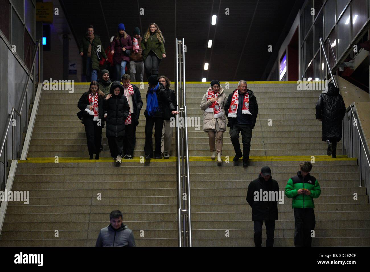 Varsovie, Pologne. 14 novembre 2025. Les fans arrivent à la gare nationale du stade dans cette photo prise à Varsovie, Pologne, le 14 novembre 2025. Après le match entre la Pologne et les pays-Bas, le Polski Zwi?zek Pi?ki No?nej (PZPN) a publié une déclaration ferme condamnant le lancement de fusées éclairantes depuis les gradins pendant le match du PGE Narodowy de Varsovie, soulignant que de tels comportements sont inacceptables et illégaux, et que la sécurité de l'environnement du stade est leur priorité. (Photo de Jaap Arriens/Sipa USA) crédit : Sipa USA/Alamy Live News Banque D'Images
