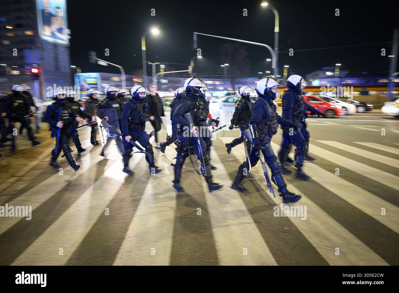 Varsovie, Pologne. 14 novembre 2025. La police anti-émeute est vue avant le match de qualification Pologne-pays-Bas au stade national sur cette photo prise à Varsovie, en Pologne, le 14 novembre 2025. Après le match entre la Pologne et les pays-Bas, le Polski Zwi?zek Pi?ki No?nej (PZPN) a publié une déclaration ferme condamnant le lancement de fusées éclairantes depuis les gradins pendant le match du PGE Narodowy de Varsovie, soulignant que de tels comportements sont inacceptables et illégaux, et que la sécurité de l'environnement du stade est leur priorité. (Photo de Jaap Arriens/Sipa USA) crédit : Sipa USA/Alamy Live News Banque D'Images